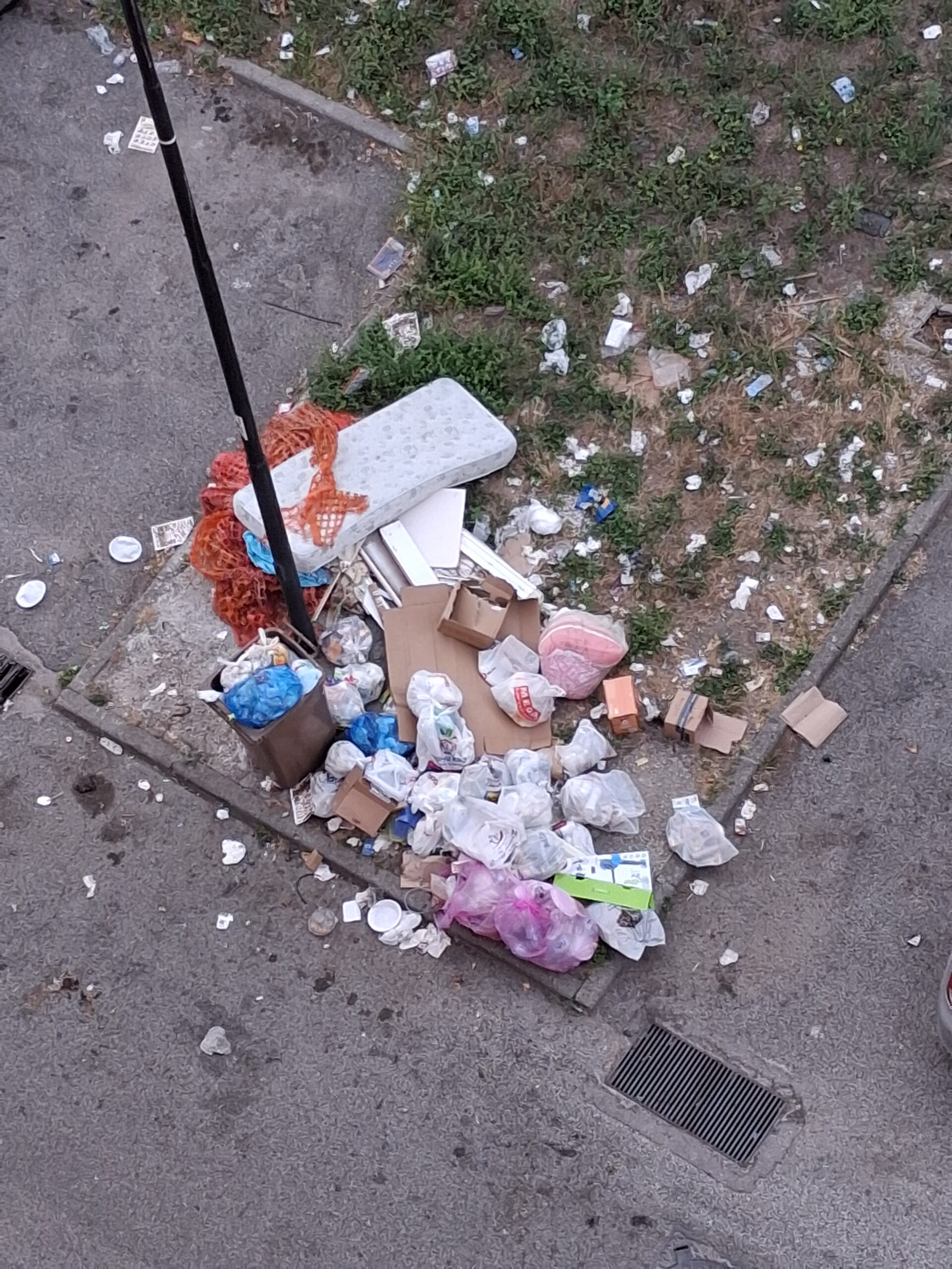 I LETTORI SEGNALANO/ «Rifiuti da quinto mondo a Pozzuoli»
