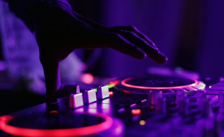 POZZUOLI/ Cameriere ruba portafoglio a un cliente durante una festa di 18 anni: incastrato dalle telecamere