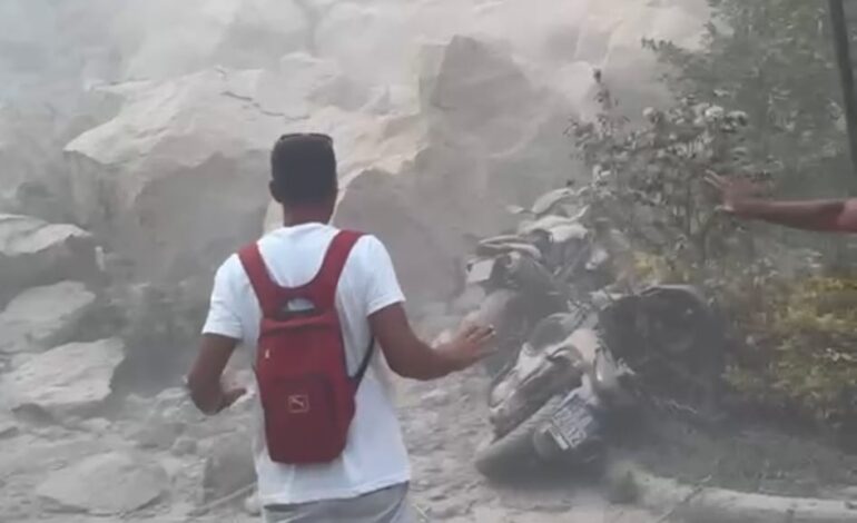 POZZUOLI/ Crolla costone a via Napoli: quattro auto distrutte – IL VIDEO