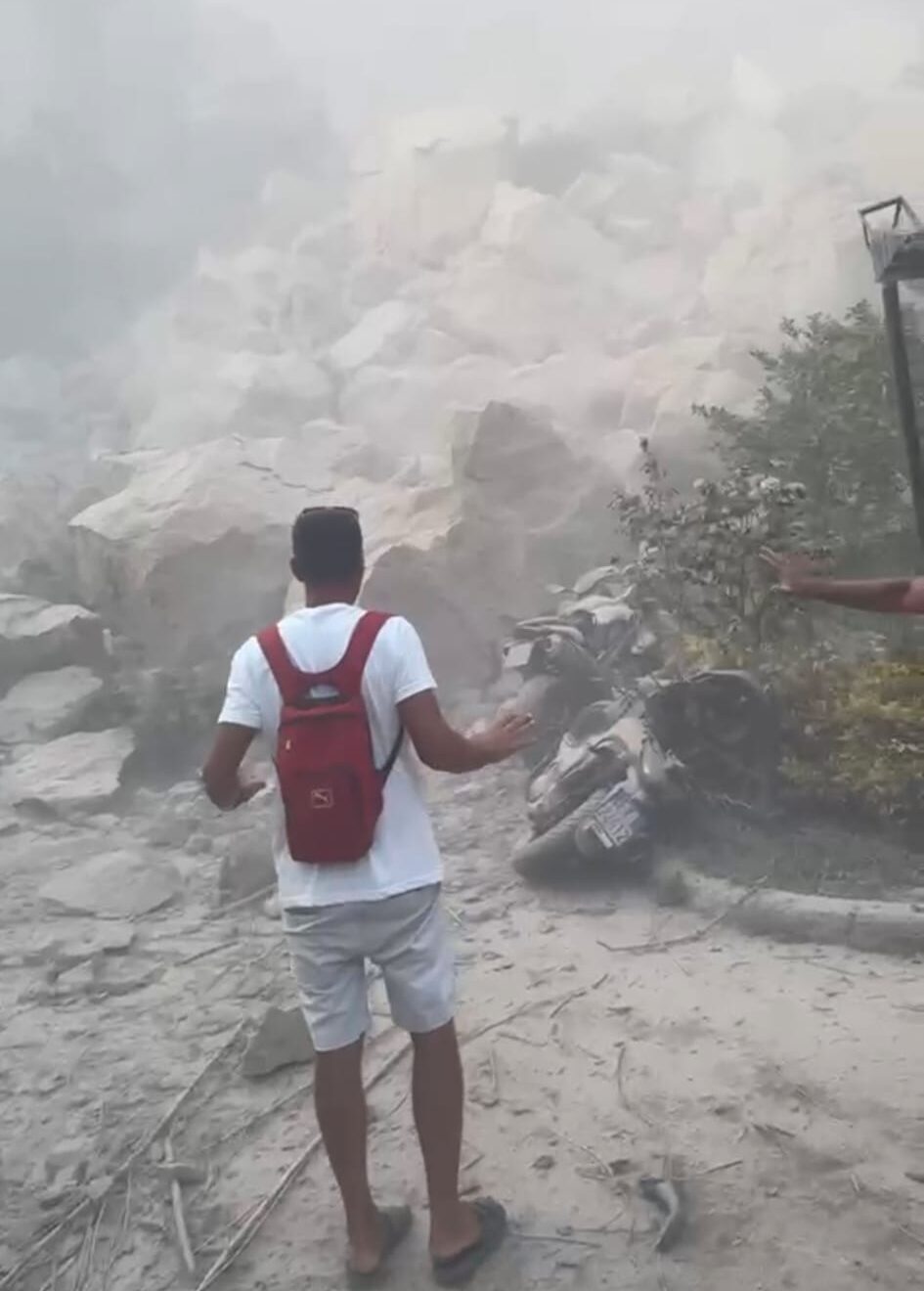 POZZUOLI/ Crolla costone a via Napoli: quattro auto distrutte – IL VIDEO
