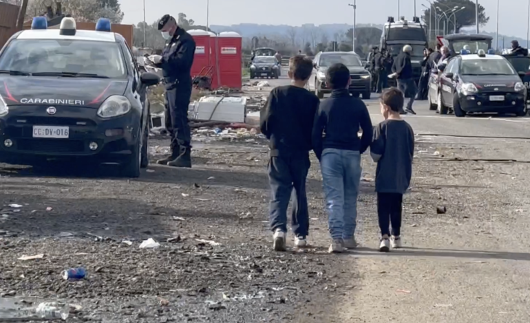 Controlli nel campo rom di Giugliano: tutti rubavano la corrente