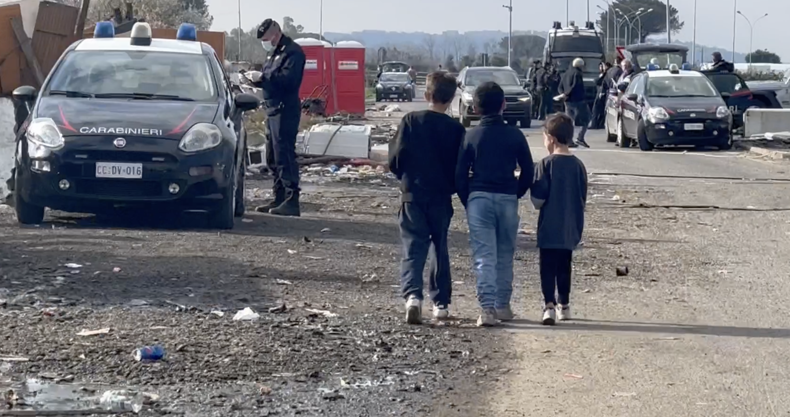 Controlli nel campo rom di Giugliano: tutti rubavano la corrente