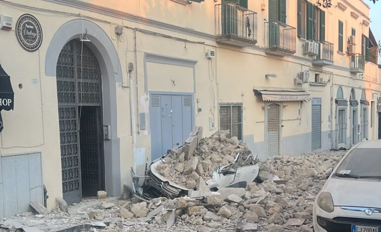 Poliziotto salva un bambino durante il crollo in un palazzo a Pozzuoli