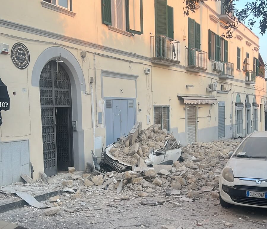 Poliziotto salva un bambino durante il crollo in un palazzo a Pozzuoli