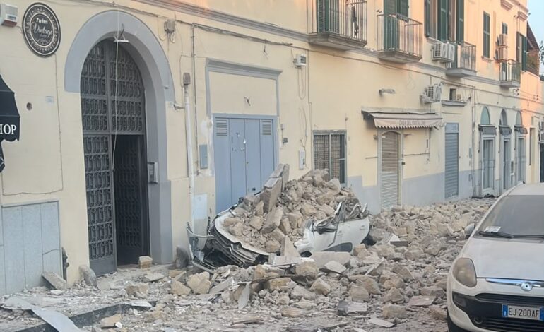 Scossa a Pozzuoli di magnitudo 4.7, è la più forte di sempre. Crolli e danni, gente intrappolata nelle casa – LE FOTO