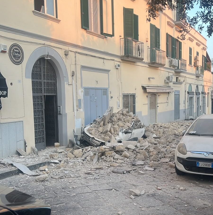 Scossa a Pozzuoli di magnitudo 4.7, è la più forte di sempre. Crolli e danni, gente intrappolata nelle casa – LE FOTO