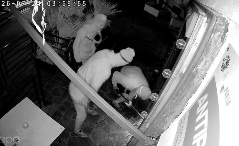Furto con scasso in un pub a Pozzuoli, rubate bottiglie di alcolici – LE FOTO
