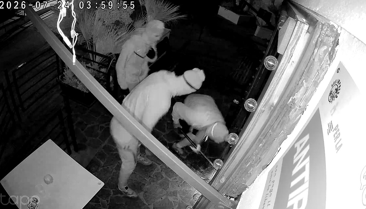 Furto con scasso in un pub a Pozzuoli, rubate bottiglie di alcolici – LE FOTO