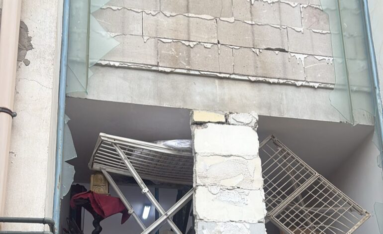 Maltempo, acqua nel centro commerciale Quarto Nuovo. A Pozzuoli crolla vetrata da un condominio, strade allagate a Bacoli – LE FOTO