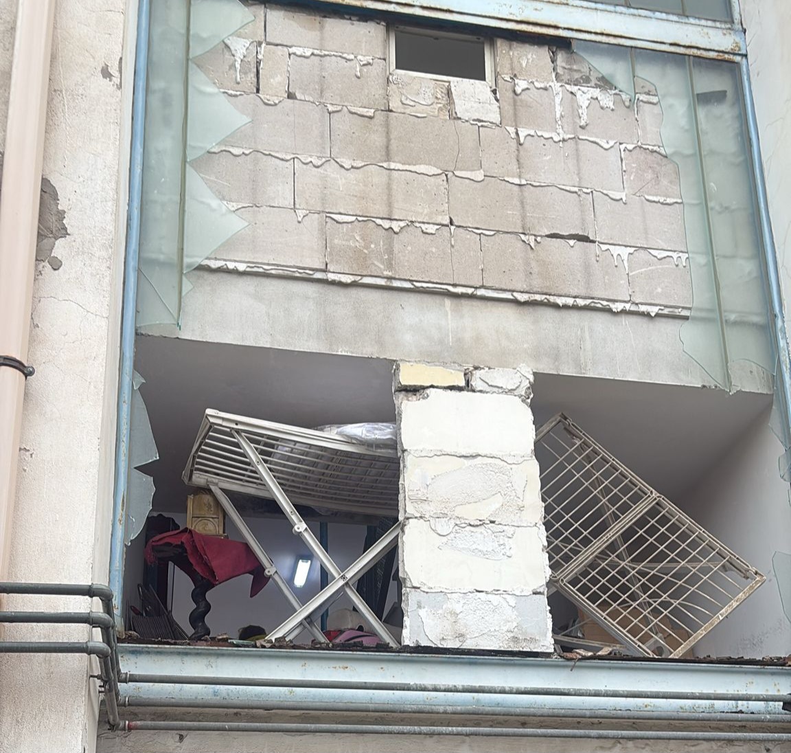 Maltempo, acqua nel centro commerciale Quarto Nuovo. A Pozzuoli crolla vetrata da un condominio, strade allagate a Bacoli – LE FOTO