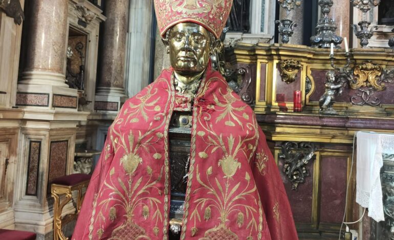 Ruba il copricapo dalla statua di San Gennaro: fermato da esercito e carabinieri