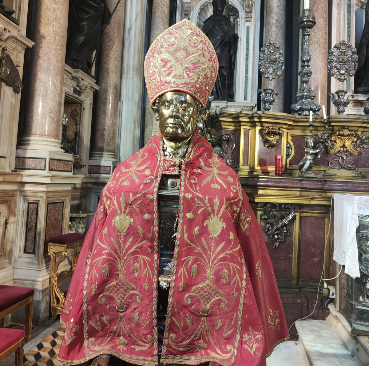 Ruba il copricapo dalla statua di San Gennaro: fermato da esercito e carabinieri