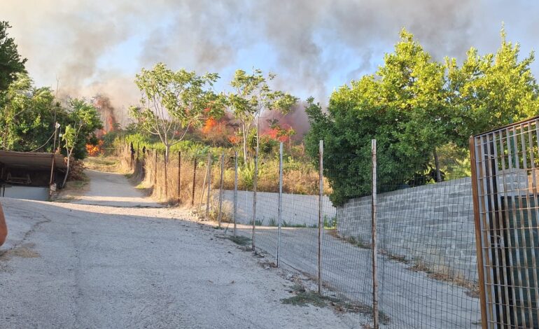 Incendio a Pozzuoli, chiusa via Antiniana