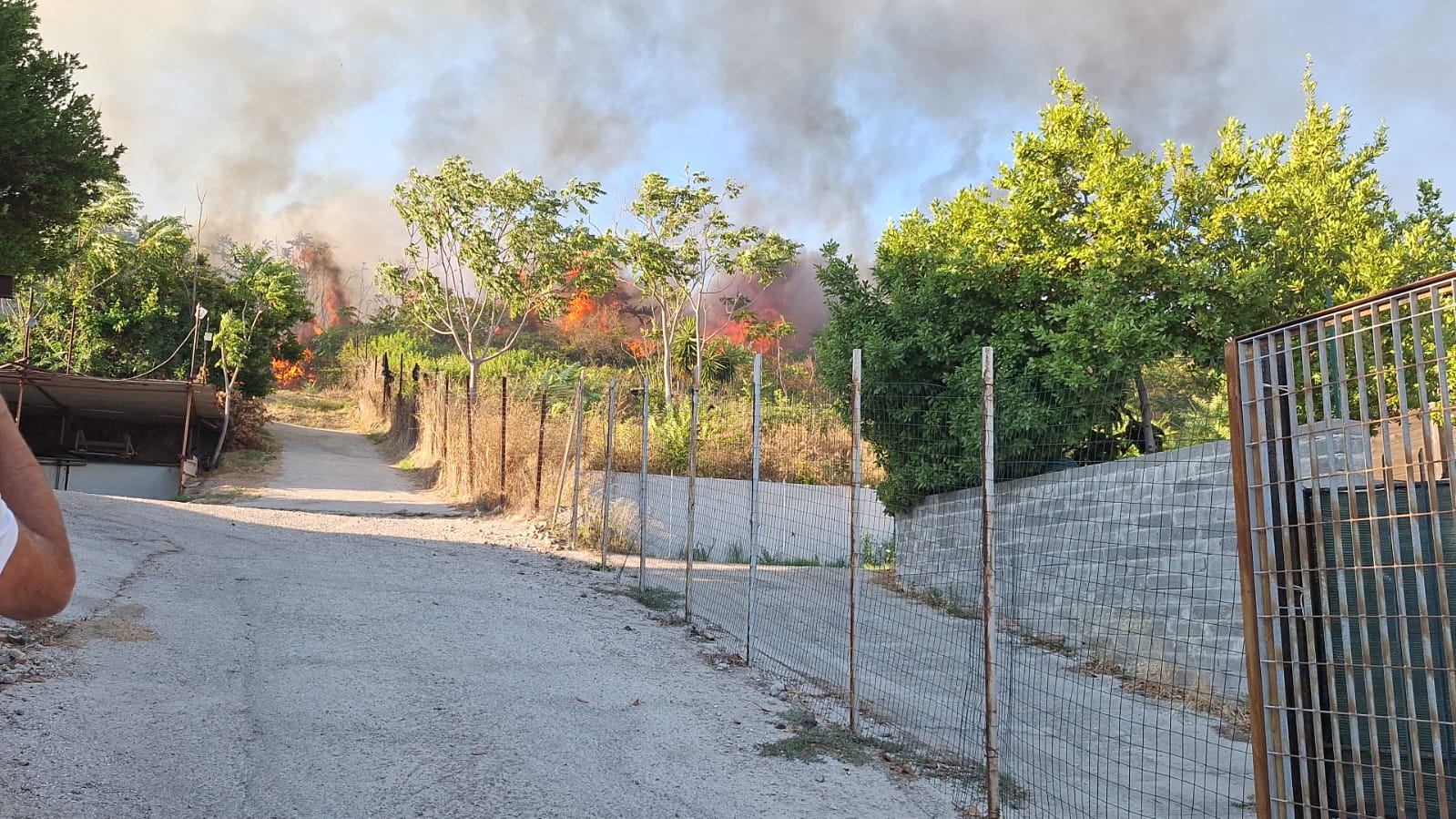 Incendio a Pozzuoli, chiusa via Antiniana