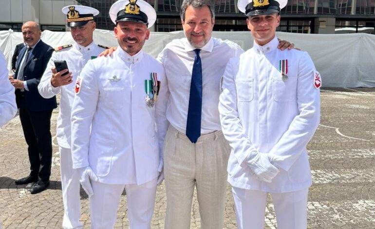 Salva due bagnanti in mare, marinaio di Bacoli premiato con la medaglia al valor civile