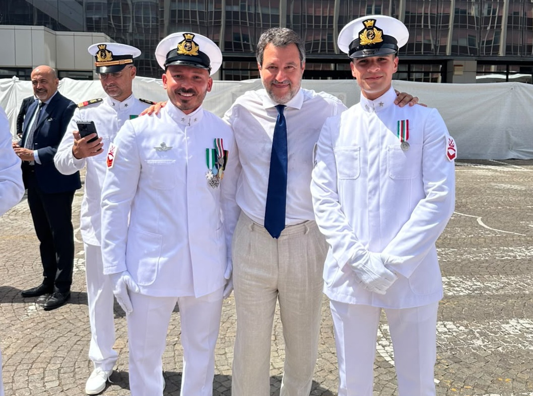 Salva due bagnanti in mare, marinaio di Bacoli premiato con la medaglia al valor civile