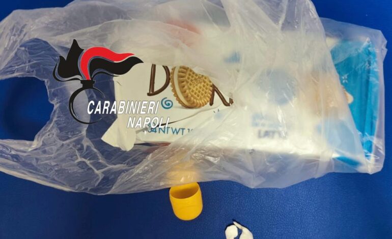 Ricoverato all’ospedale di Pozzuoli si fa portare cocaina in un pacco di biscotti: in due fermati dai carabinieri