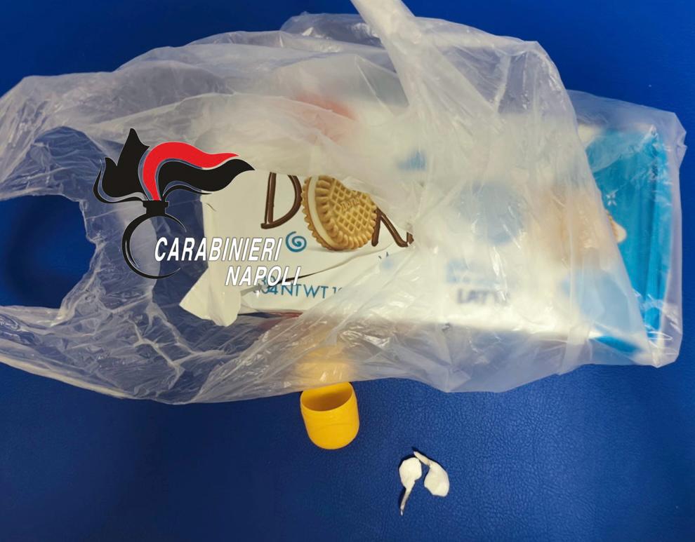 Ricoverato all’ospedale di Pozzuoli si fa portare cocaina in un pacco di biscotti: in due fermati dai carabinieri