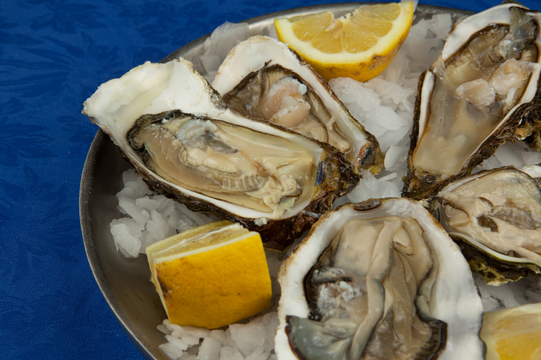 I frutti di mare crudi tornano sulle tavole dei ristoranti di Pozzuoli