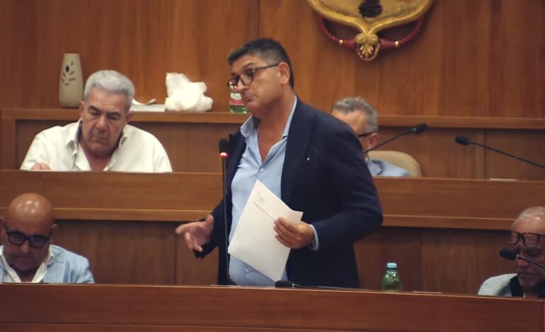 POZZUOLI/ Manzoni allontana la crisi «In corso chiarimenti. Non mi dimetto»