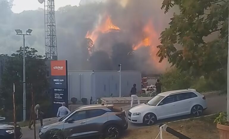 Incendio a Pozzuoli, danneggiate dalle fiamme 200 auto