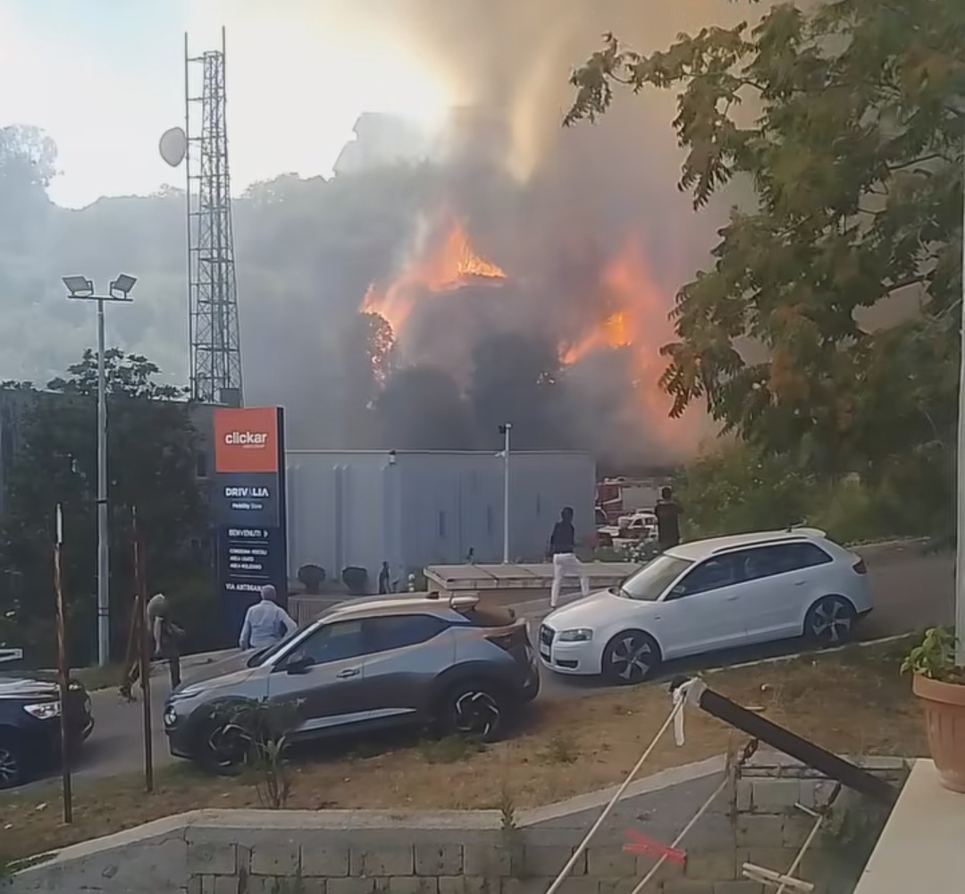 Incendio a Pozzuoli, danneggiate dalle fiamme 200 auto