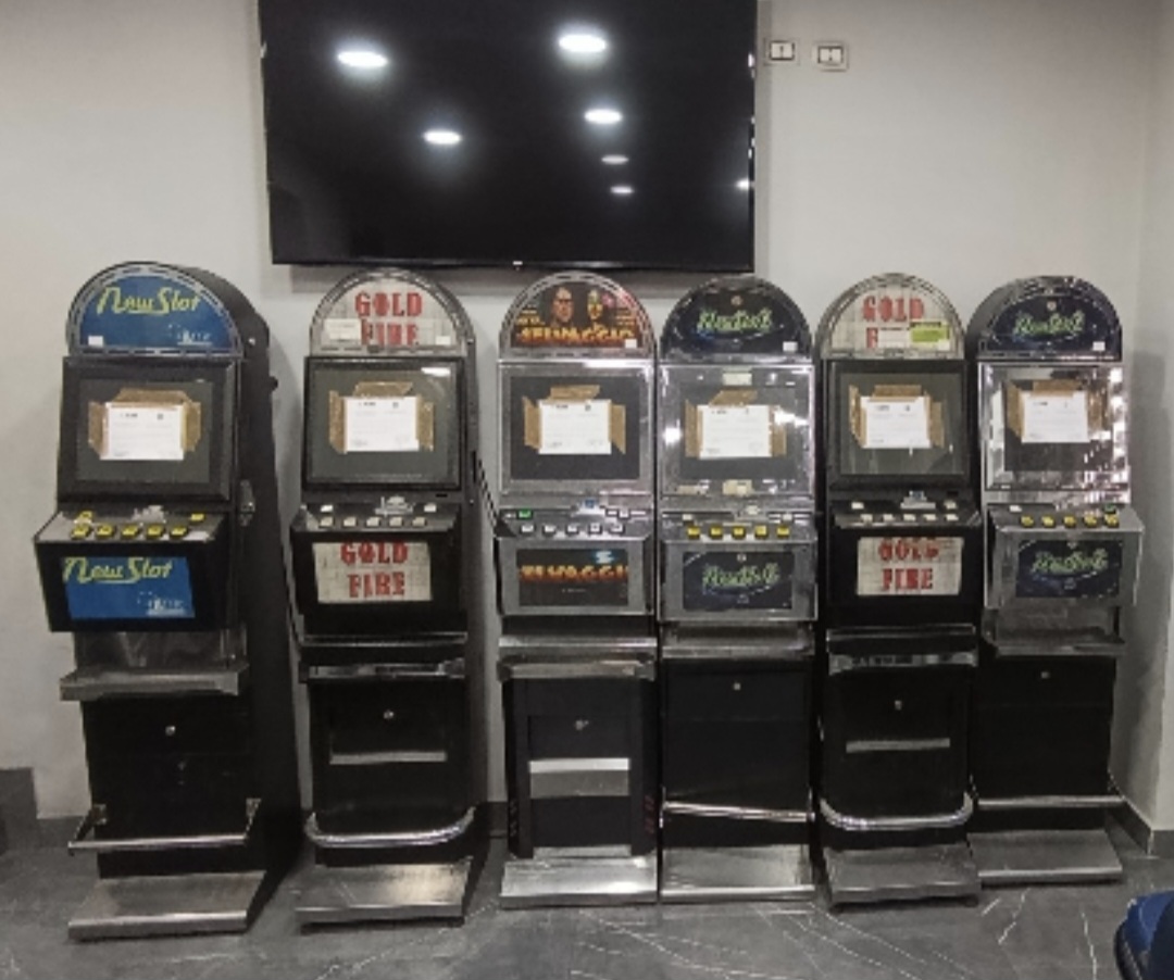 Sequestrate sei slot illegali in un bar a Fuorigrotta
