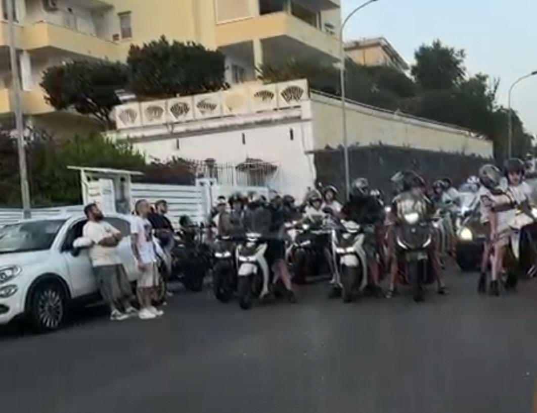 POZZUOLI/ Tutti in moto con i caschi: il ricordo di Augusto a un anno dalla tragedia – LE FOTO