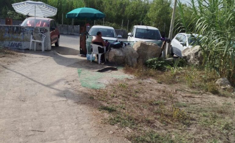 Spiagge libere, a Varcaturo donna con bambina minacciata dagli abusivi