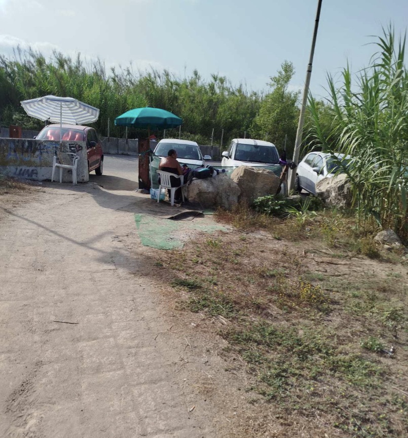 Spiagge libere, a Varcaturo donna con bambina minacciata dagli abusivi
