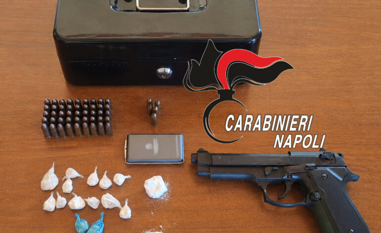 Lancia dal balcone cassetta di sicurezza con la droga: 46enne arrestata a Varcaturo