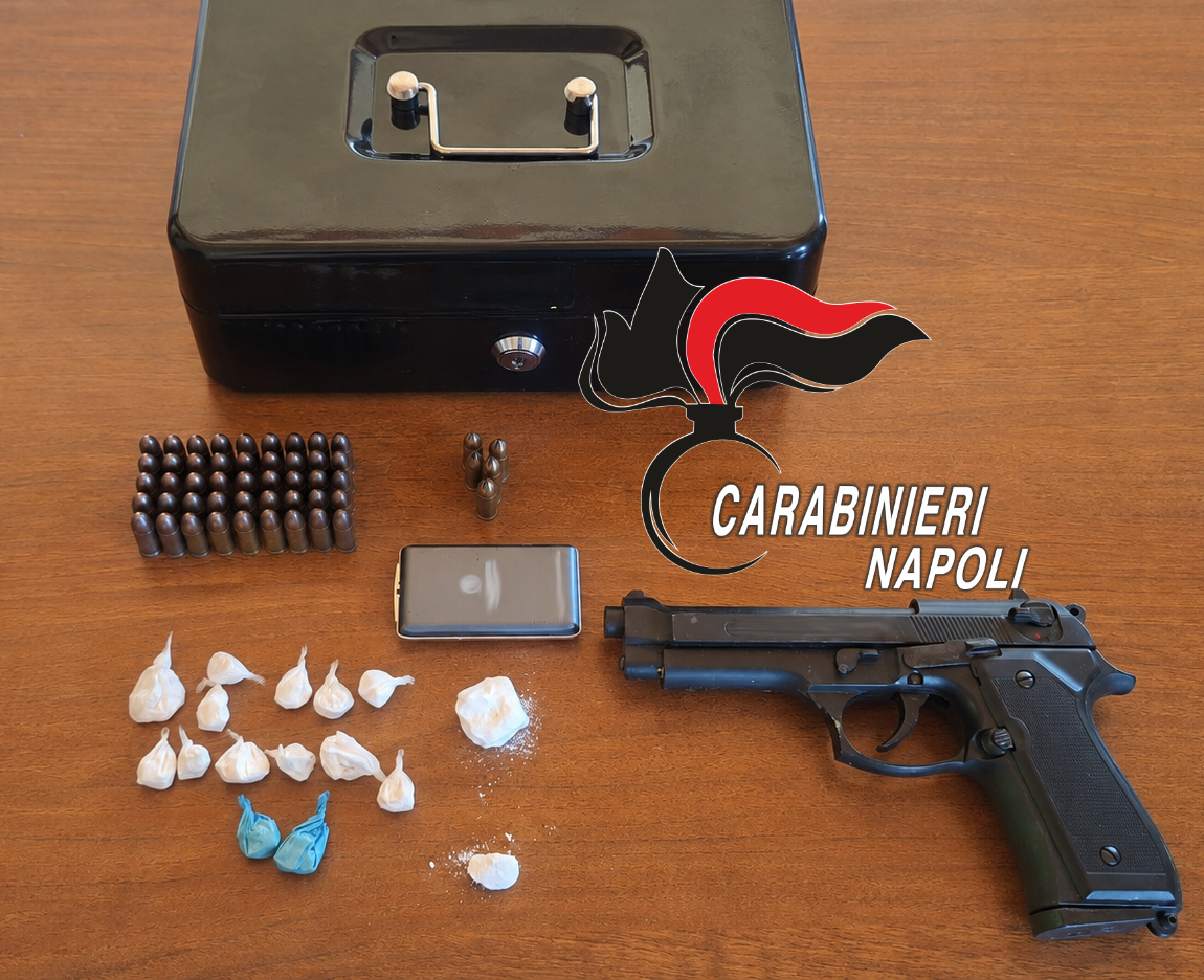 Lancia dal balcone cassetta di sicurezza con la droga: 46enne arrestata a Varcaturo