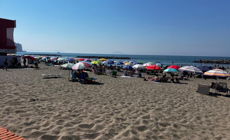 BACOLI/ «Sei una pezzente» Il proprietario del lido si difende: «Abbiamo fatto rispettare il regolamento»