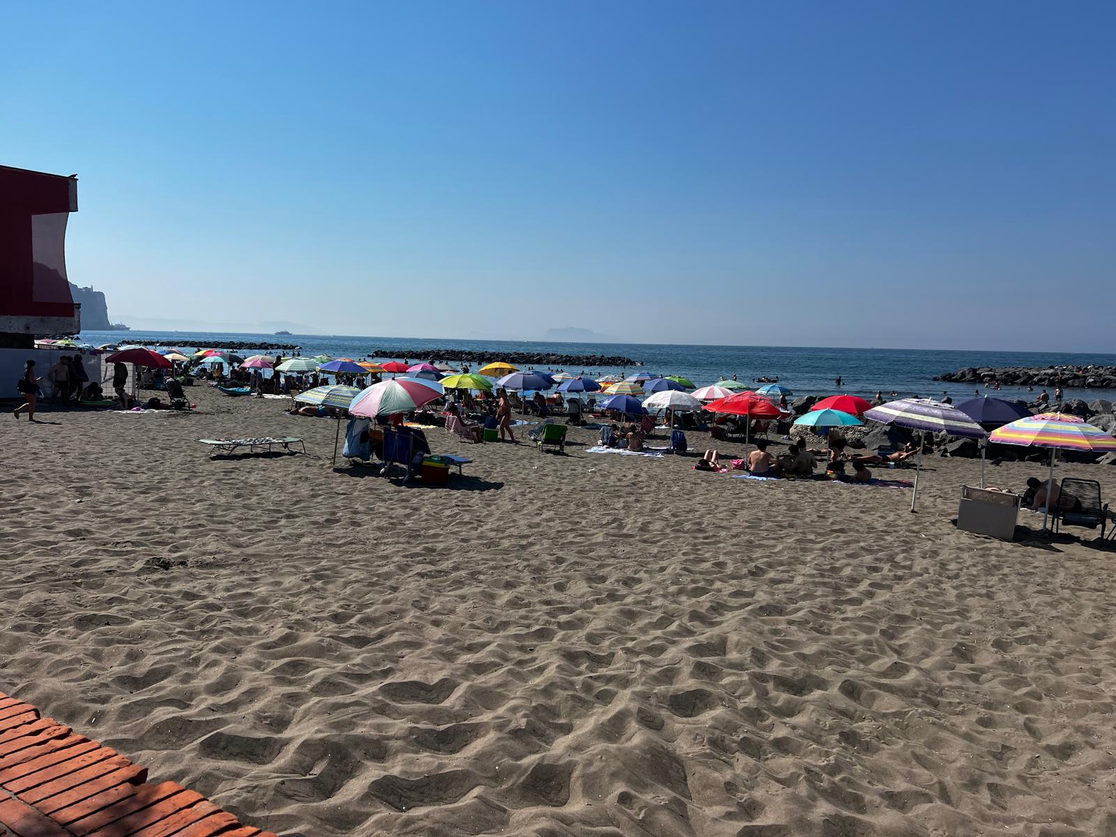 BACOLI/ «Sei una pezzente» Il proprietario del lido si difende: «Abbiamo fatto rispettare il regolamento»