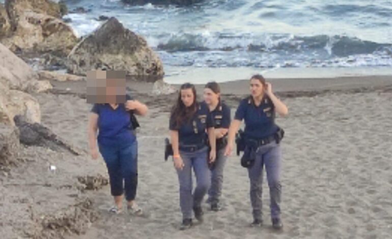 POZZUOLI/ Poliziotte si tuffano in mare per aiutare una donna in difficoltà