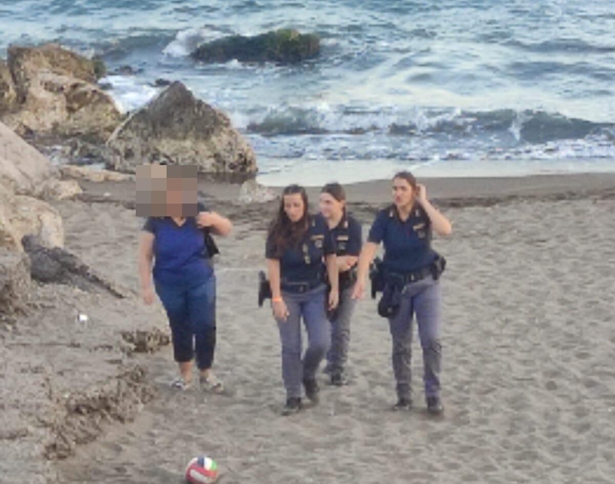 POZZUOLI/ Poliziotte si tuffano in mare per aiutare una donna in difficoltà