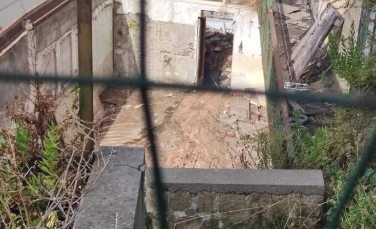 MONTE DI PROCIDA/ Edificio pericolante, avviata la pulizia dopo il sollecito dell’opposizione
