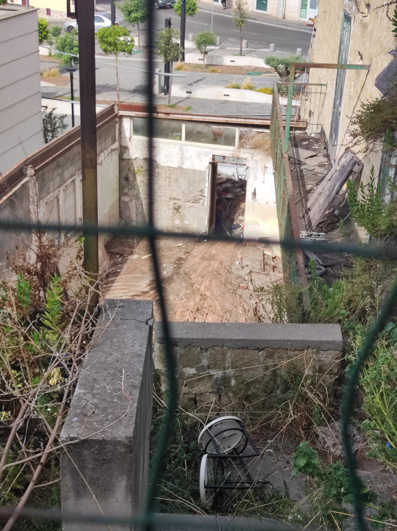 MONTE DI PROCIDA/ Edificio pericolante, avviata la pulizia dopo il sollecito dell’opposizione