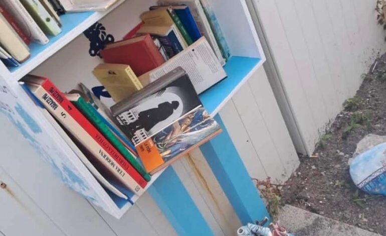 MONTE DI PROCIDA/ Vandalizzata la cassetta dei libri gratuiti a Miliscola