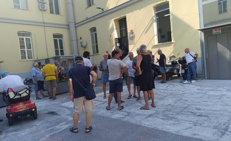 BACOLI/ “Pezzenti del mare”: residenti e pescatori protestano contro il sindaco