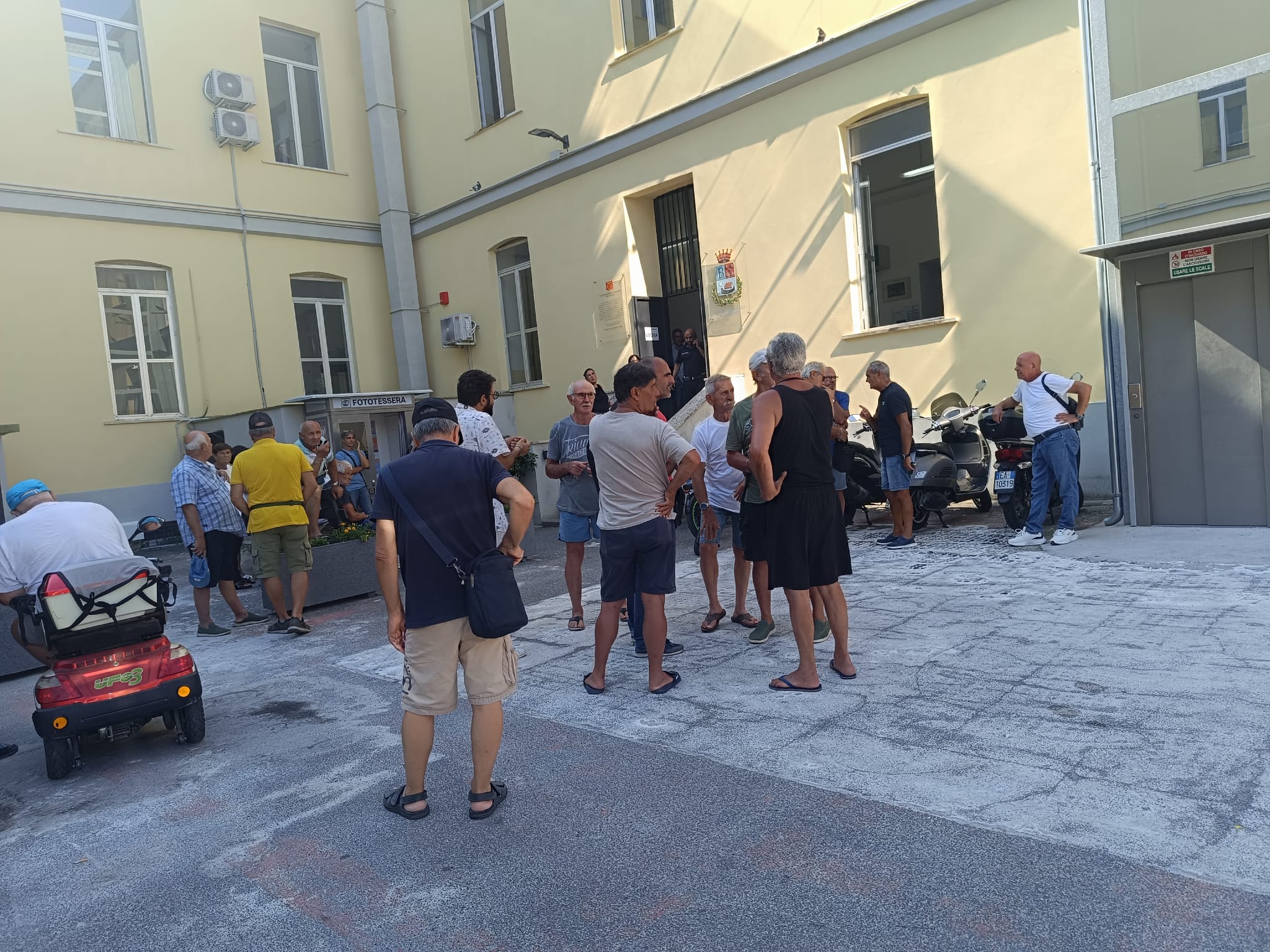 BACOLI/ “Pezzenti del mare”: residenti e pescatori protestano contro il sindaco