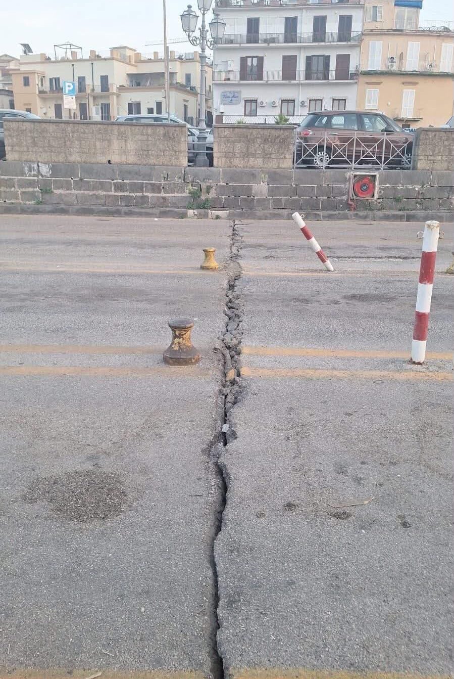 Forte scossa, danneggiata la banchina del porto di Pozzuoli