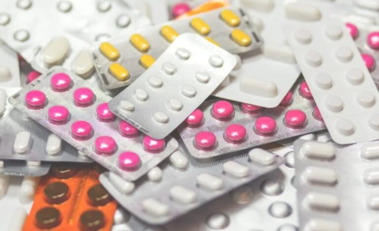 Farmaci non prescrivibili scatenano la rabbia di madre e figlio, 3 feriti all’ASL