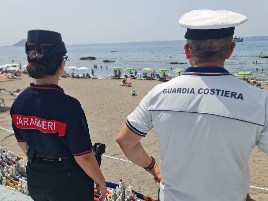 POZZUOLI/ Lidi abusivi a via Napoli: scatta il blitz di Capitaneria e Carabinieri