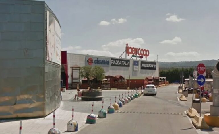 QUARTO/ Rubavano nel parcheggio del centro commerciale con la tecnica delle “gomma forata”: fermati dai carabinieri