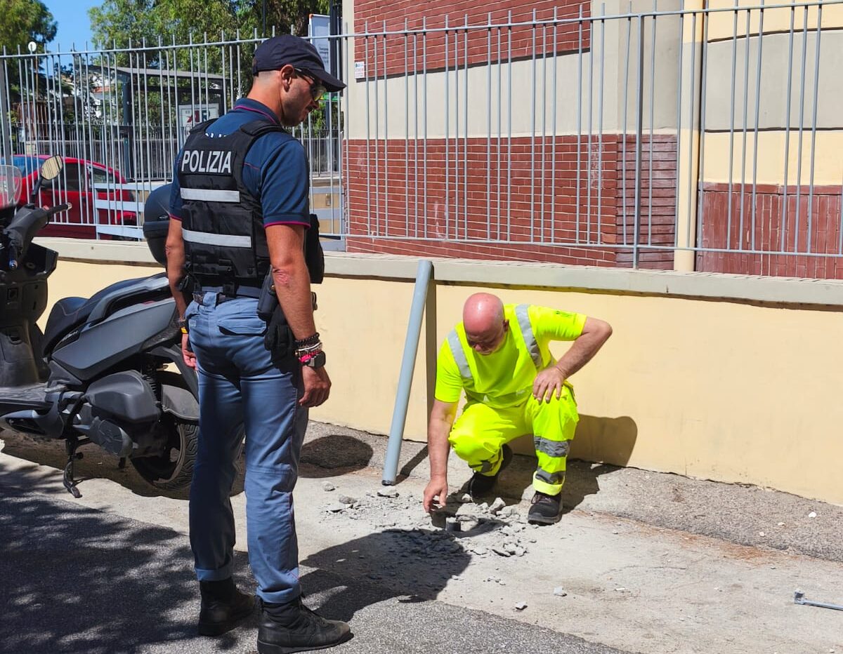 POZZUOLI/ Paletti abusivi per conservare il posto auto: la Polizia li scopre e li fa rimuovere ad Arco Felice