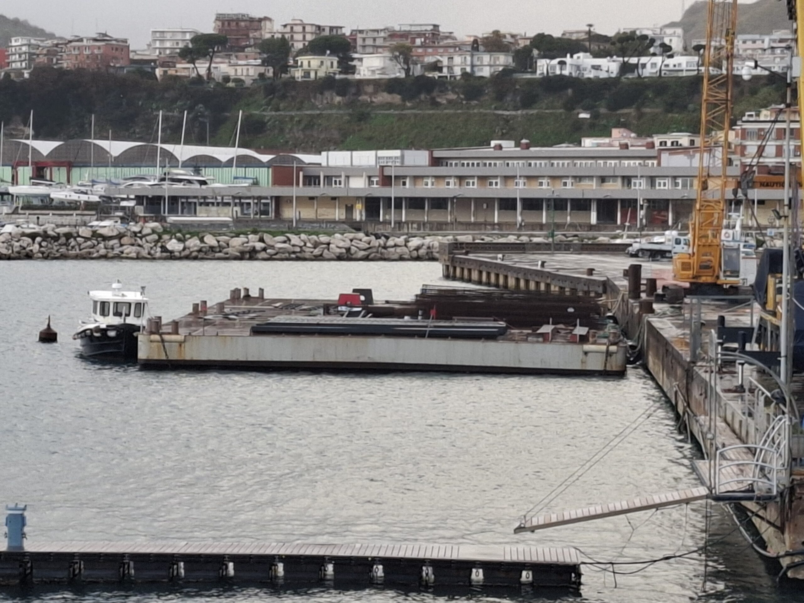 Il pontone nel porto di Pozzuoli entrerà in funzione mercoledì 15 luglio