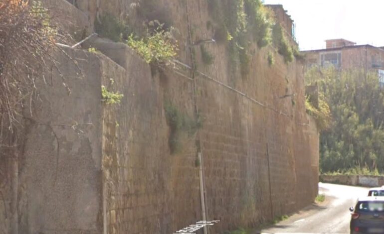 «A Pozzuoli strada chiusa da 4 mesi. Com’è possibile?»