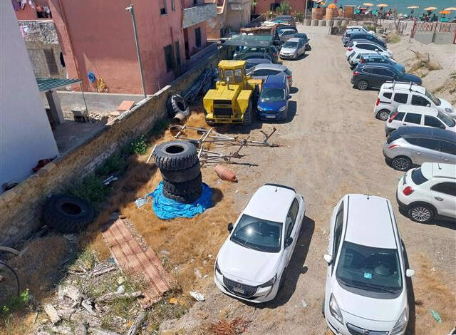 Litorale domizio, spiaggia trasformata in discarica e strada ristretta per allargare un lido