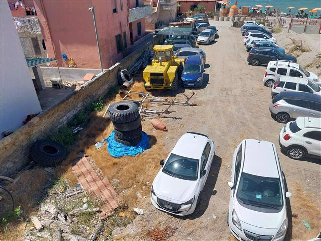 Litorale domizio, spiaggia trasformata in discarica e strada ristretta per allargare un lido